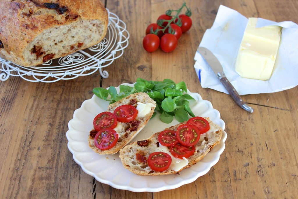 Chleb z suszonymi pomidorami i oregano 2