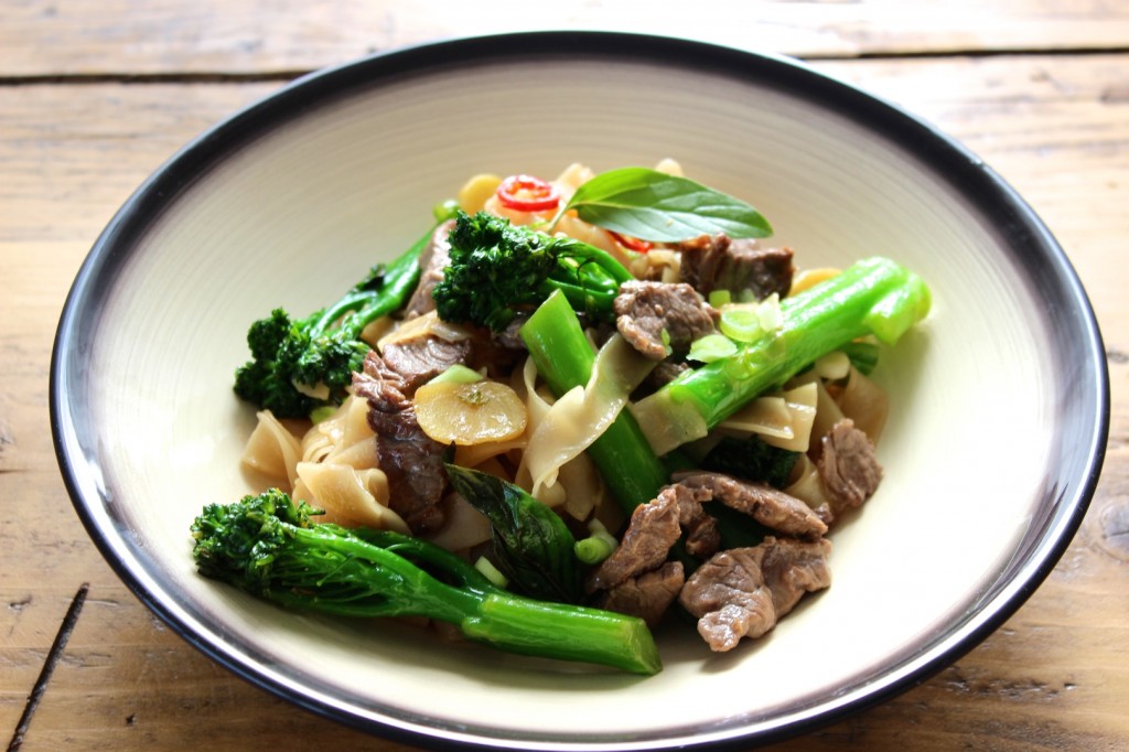 Tajski makaron z wołowiną i brokułami 2