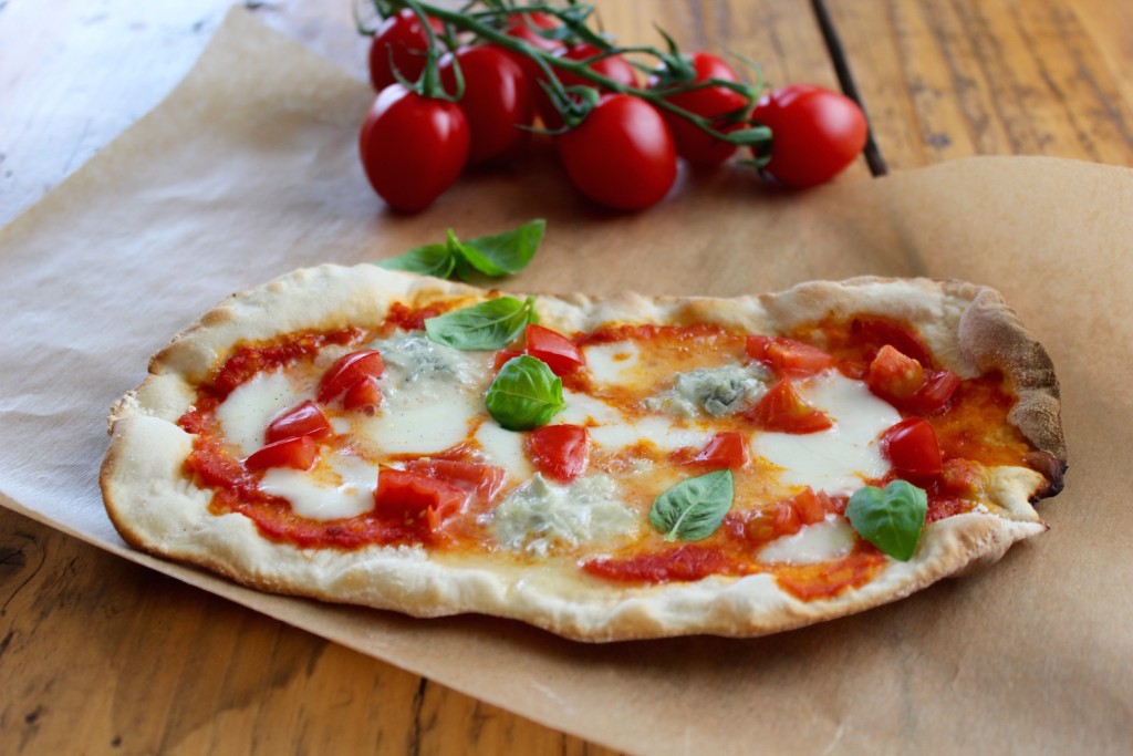 Pizza z gorgonzolą i pomidorami 1