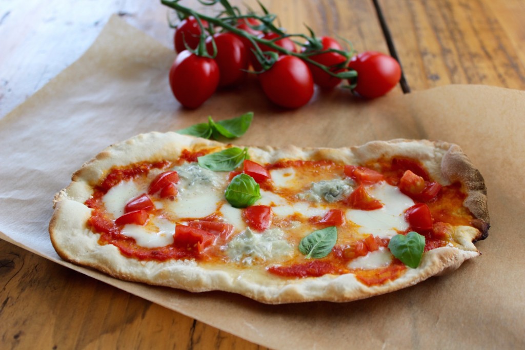 Pizza z gorgonzolą i pomidorami 2